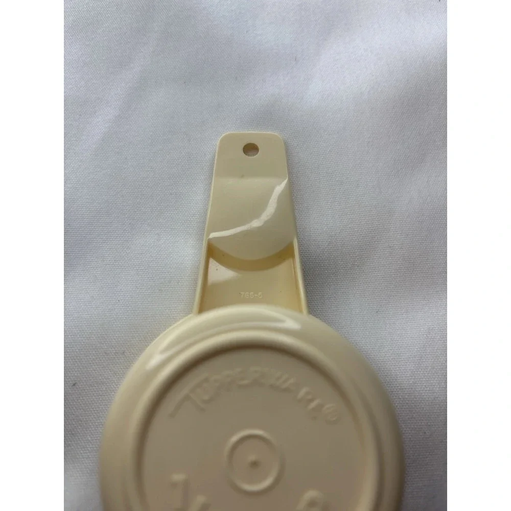 VTG Tupperware Measuring Cup Set 3pc Beige Green Plastic 1/2 & 1/3 Cup w/ Scoop